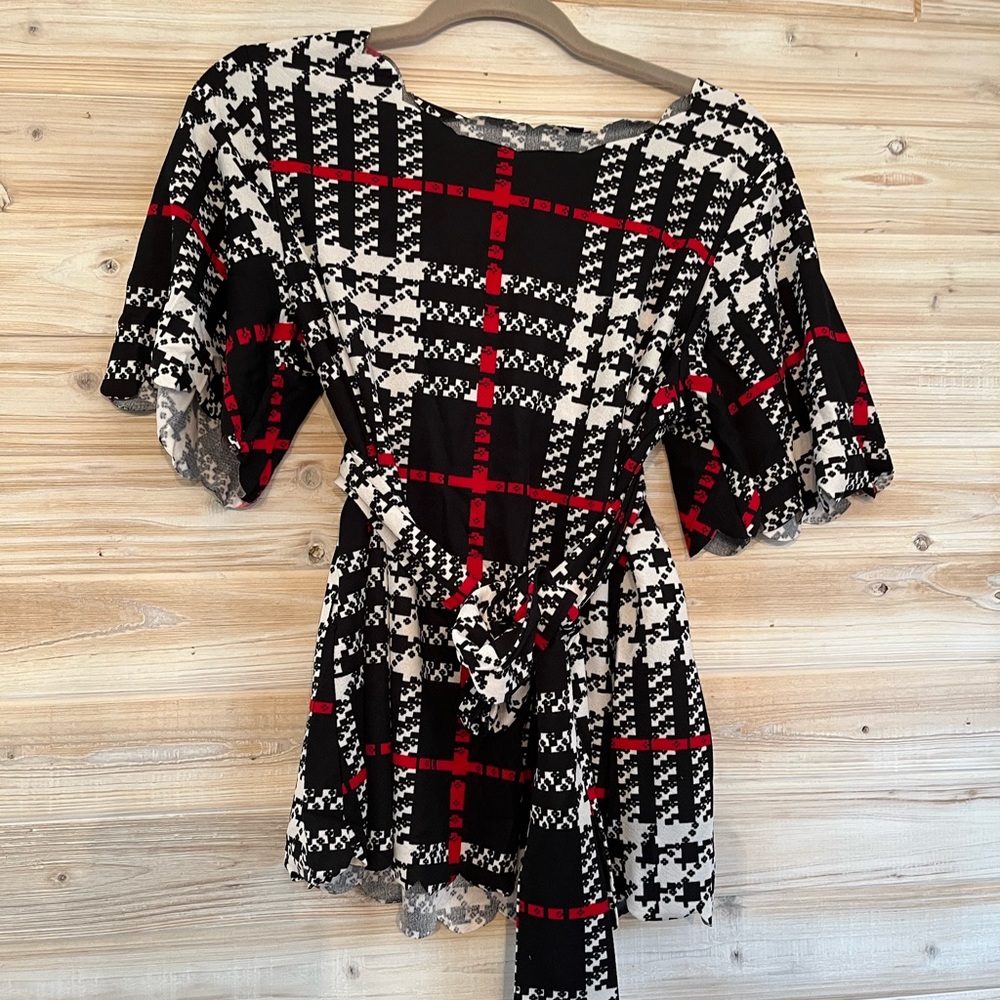Plaid top size small red/black scallop hem